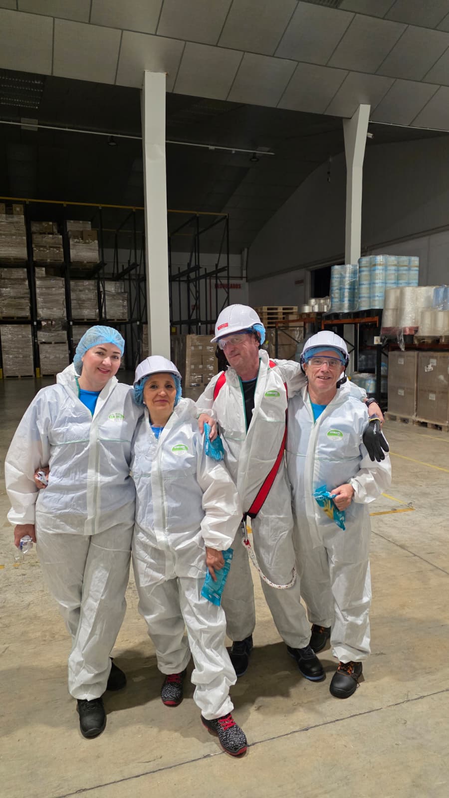 Equipo Limpiezas Industriales 360 con equipos de protección individual en nave industrial