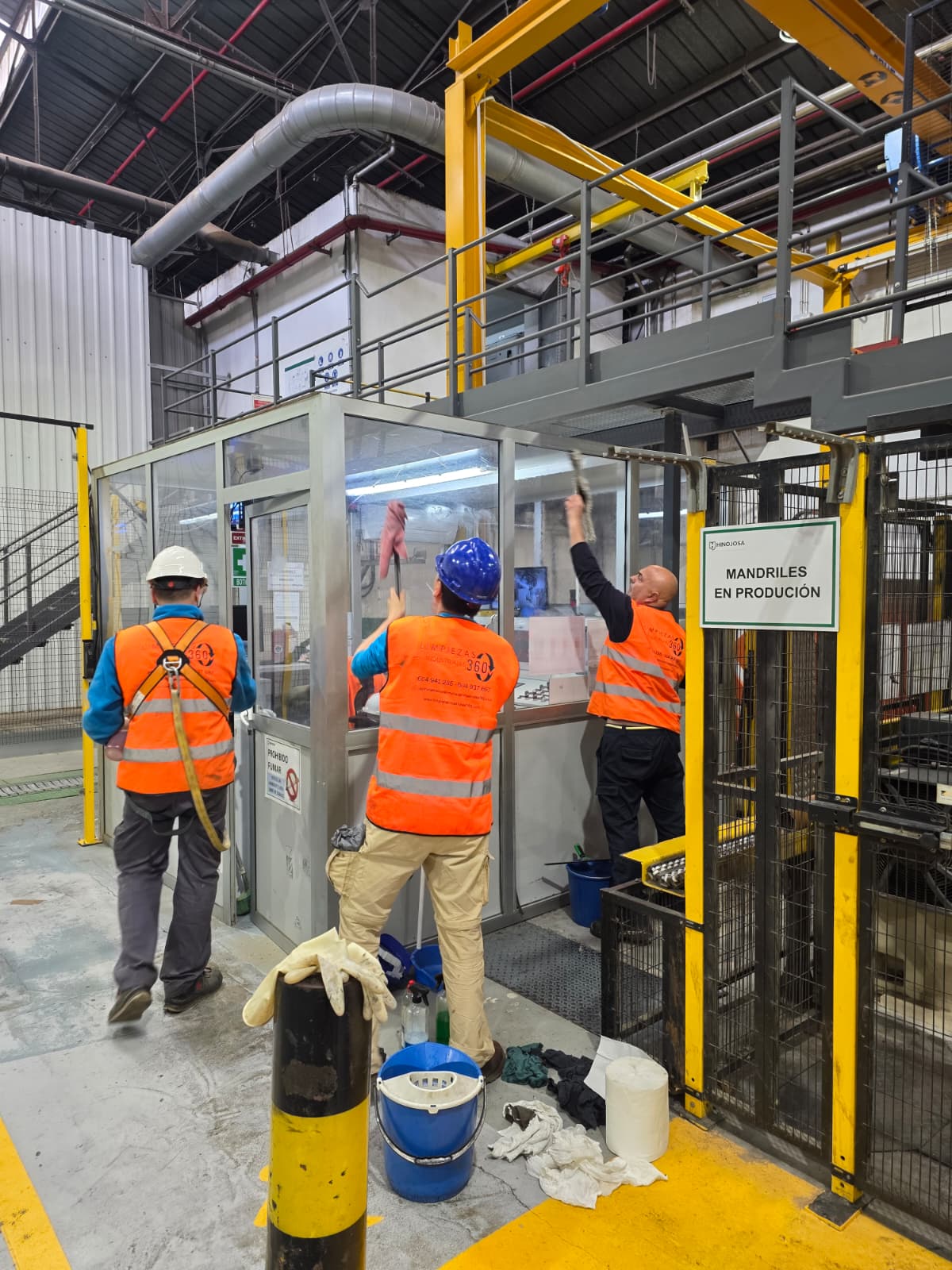 Técnico de Limpiezas Industriales 360 planificando trabajo en nave