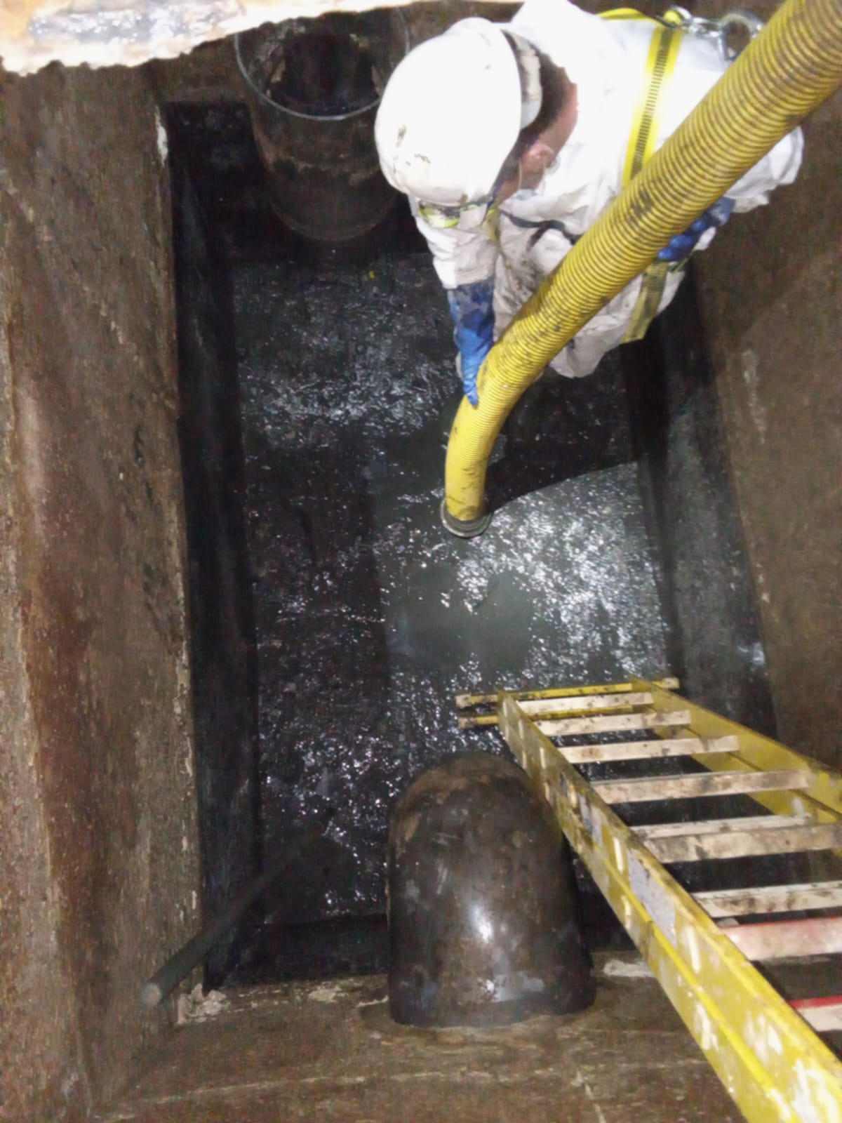 Limpieza interior de depósito y arqueta por aspiración industrial