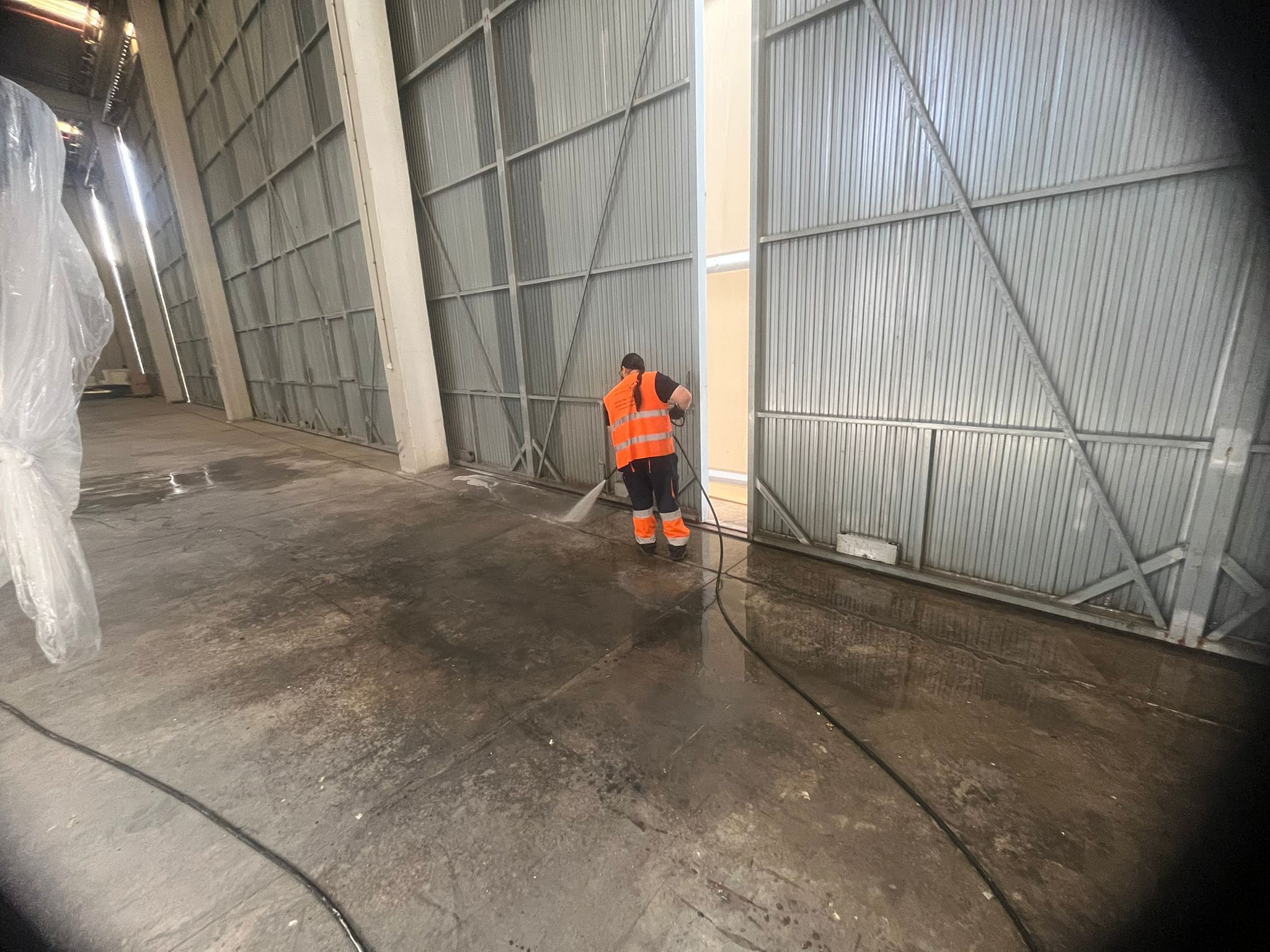 Limpieza de suelo de nave industrial con agua a presión
