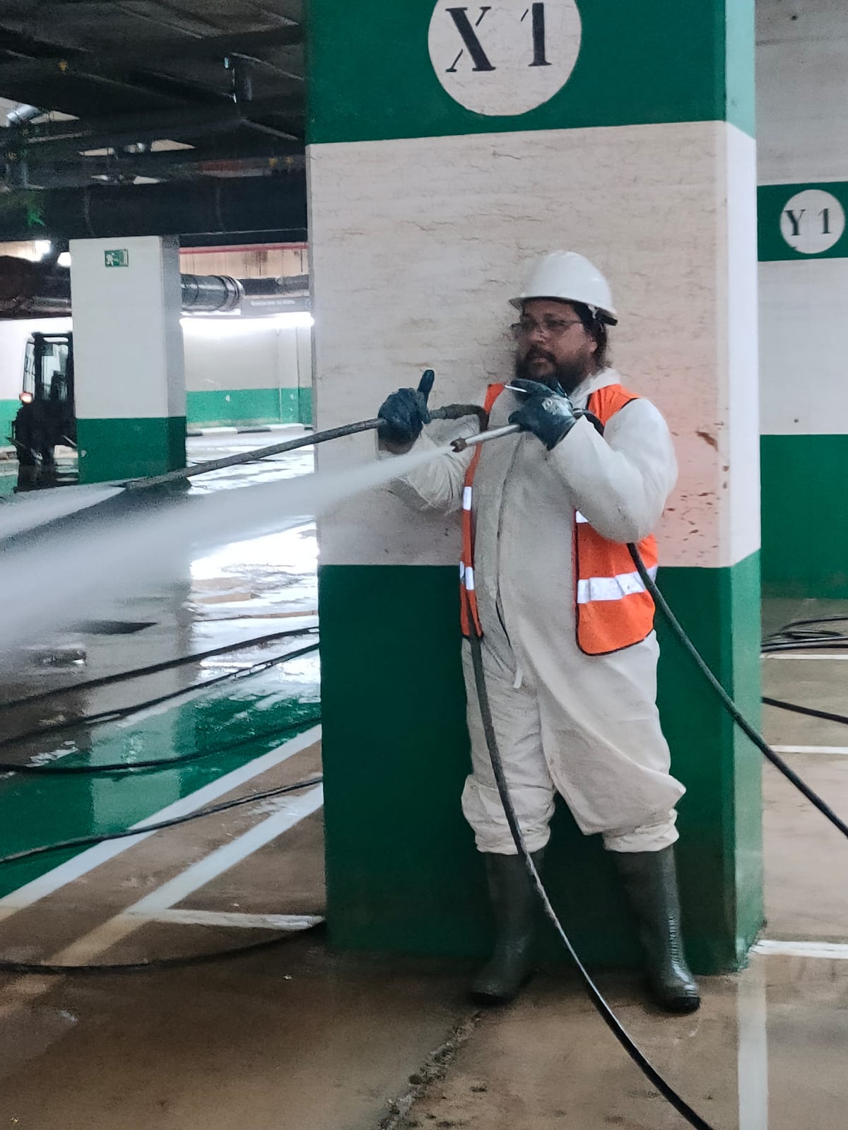 Hidrolimpiadora en parking