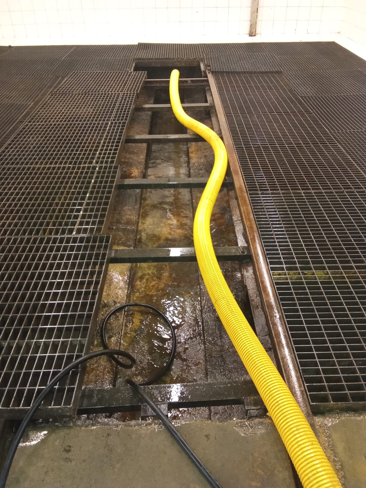 Limpieza de canales industriales por aspiración