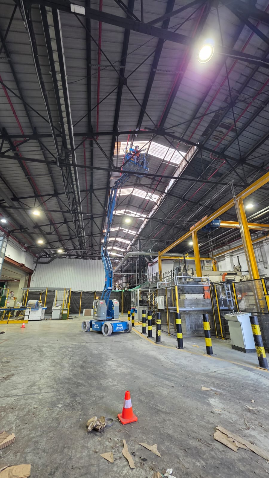 Equipo en techo de nave industrial