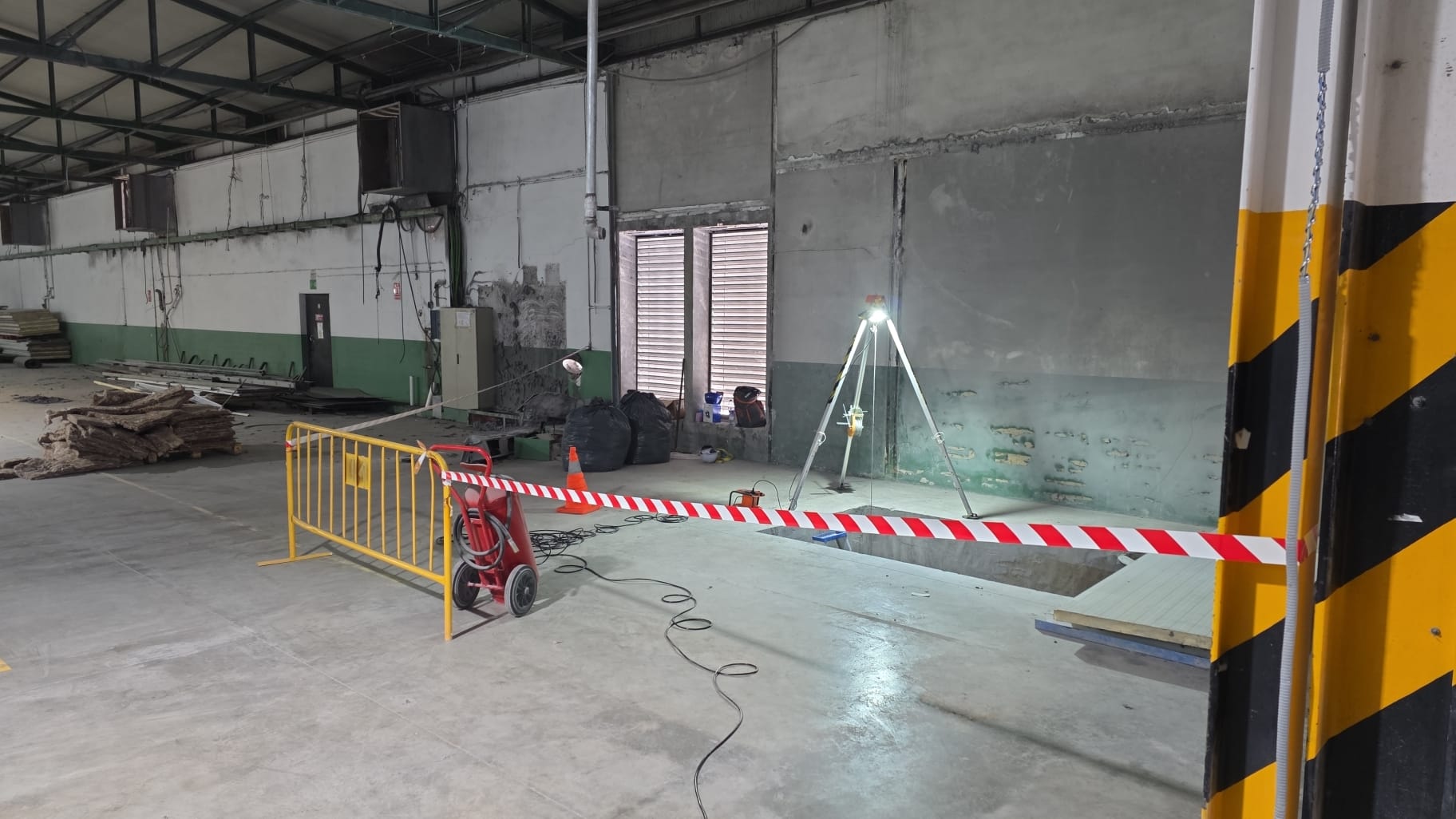 Preparación de zona de trabajo en nave industrial