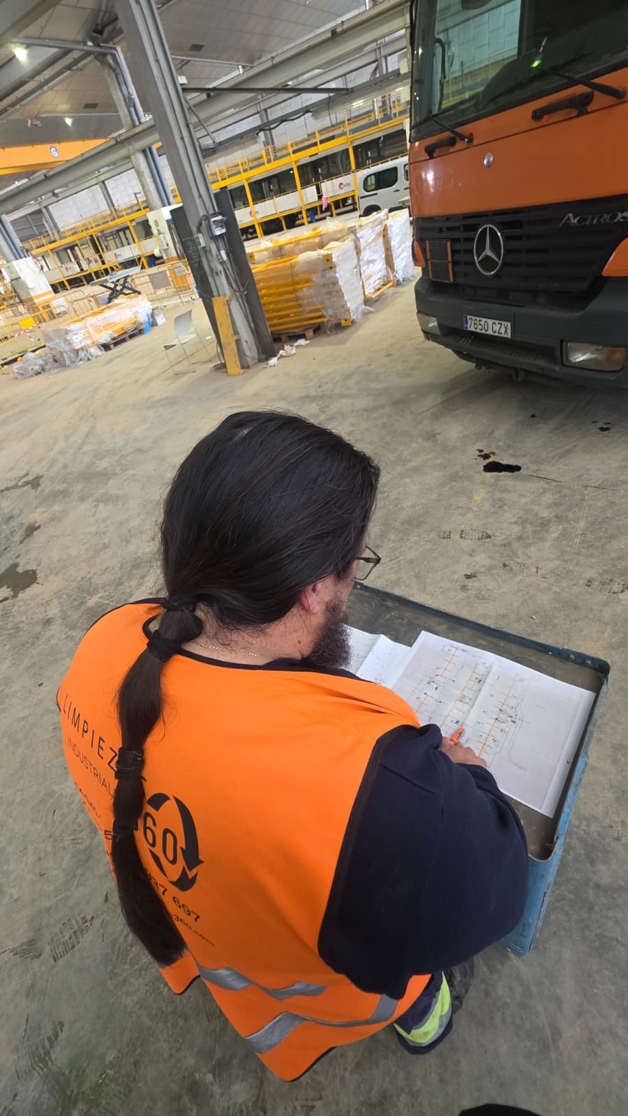 Técnico de Limpiezas Industriales 360 planificando trabajos en nave